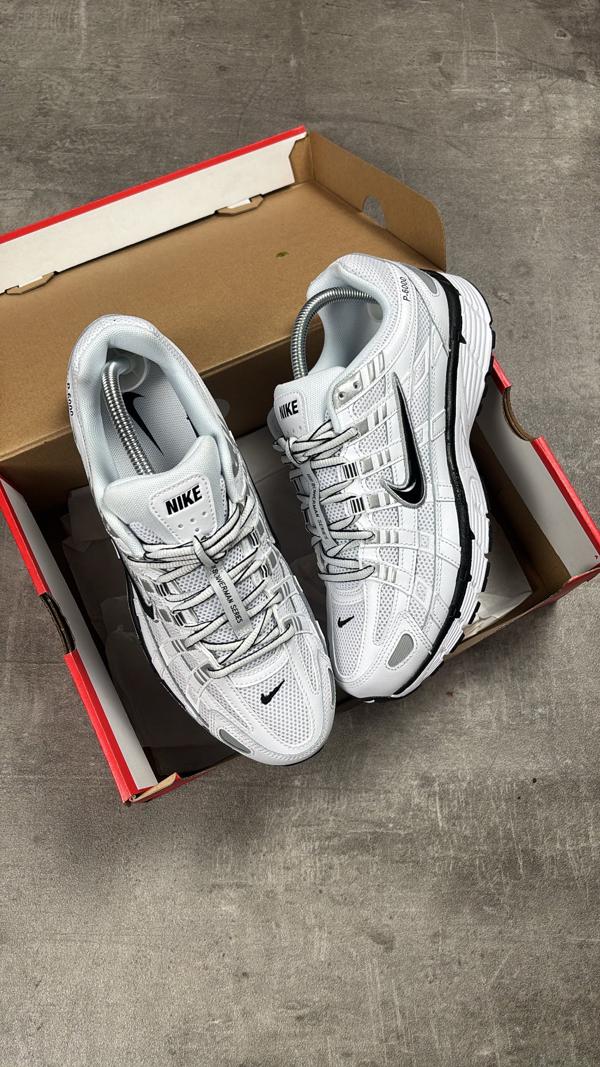 NIKE P6000 METALLIC WHITE